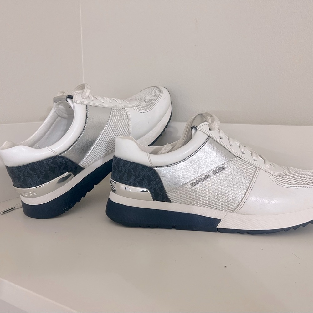 Michael Kors navy and white womens size 7M shoes - Picture 7 of 9